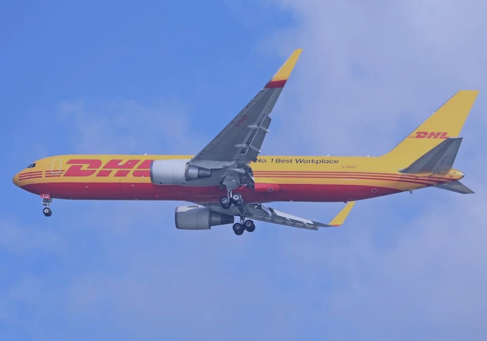 Avion de DHL volando